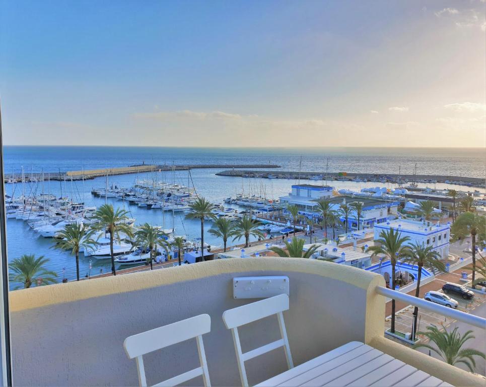 FABULOUS APARTMENT IN FRONT OF SEA & MARINA WITH INCREDIBLE VIEWS, Estepona