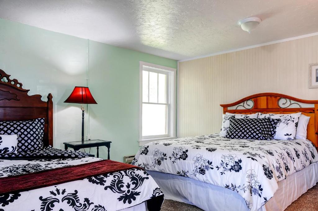 Charming Tropic Home by a Farm Near Bryce Canyon! photo