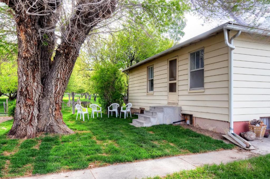 Charming Tropic Home by a Farm Near Bryce Canyon! photo