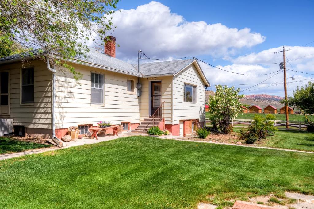 Charming Tropic Home by a Farm Near Bryce Canyon! — Hotel in Tropic (UT)