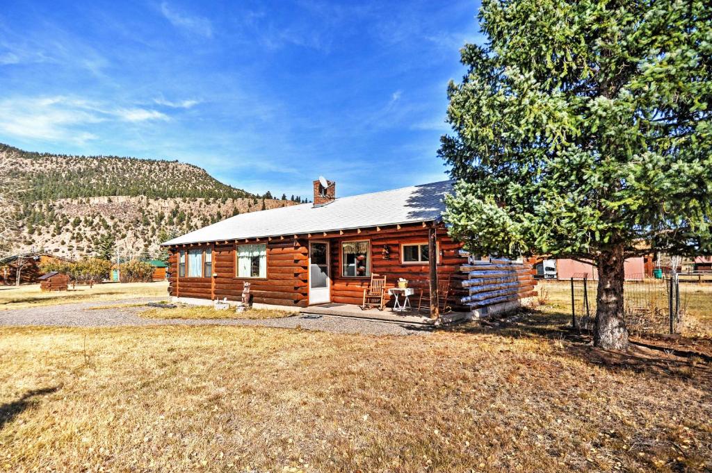 South Fork Log Cabin with Beautiful Mountain Views!, South Fork