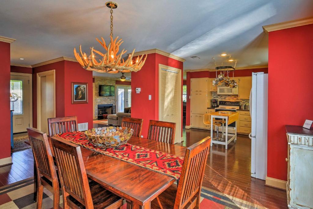 Pottsboro Home on 2 Acres with Hot Tub Near Marina 전경