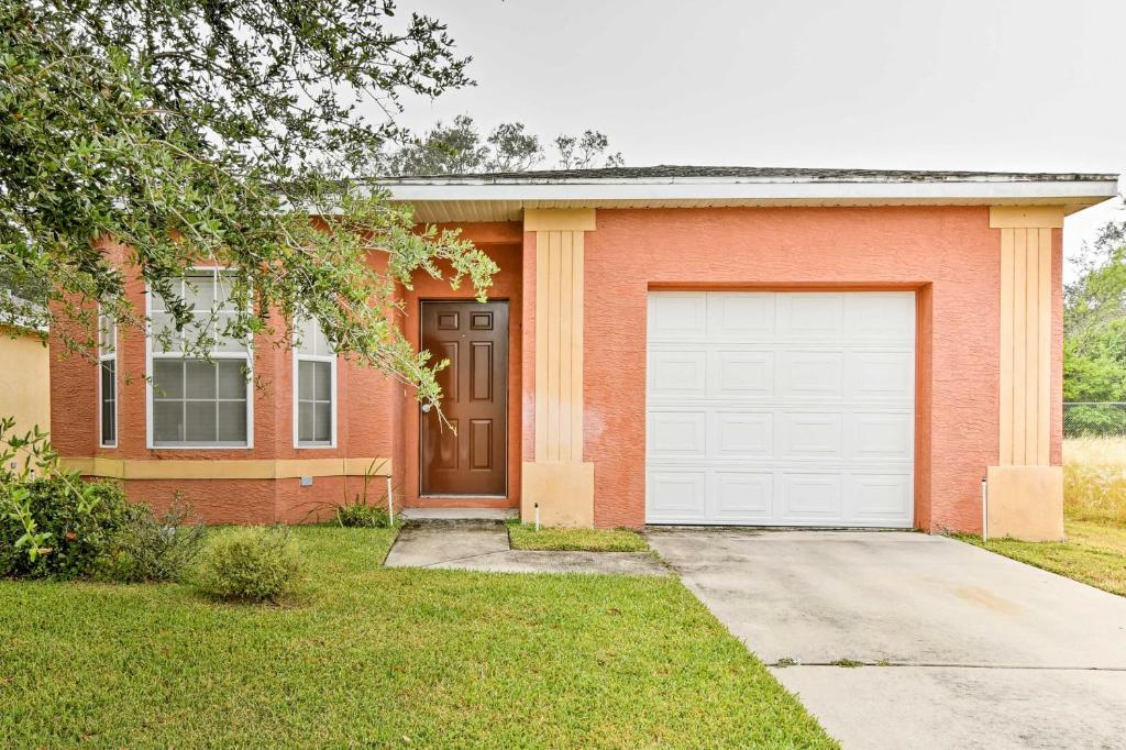 Pet-Friendly Gem with Yard and Pool Access in Sebring, Sebring