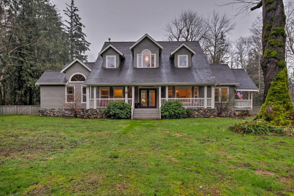 Home on Skykomish River with 5 ac , Fire Pit, Hot Tub