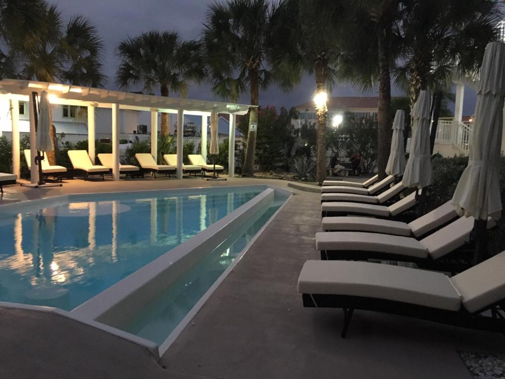 Swimming pool