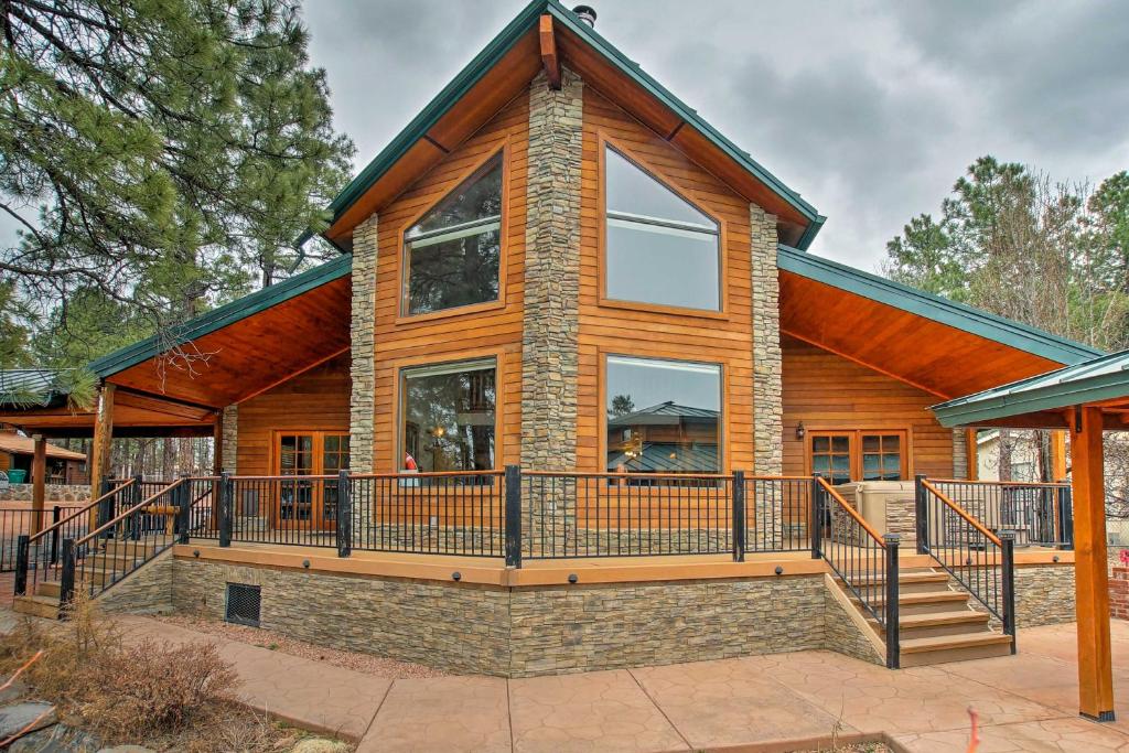 Cabin on Rainbow Lake Views, Hot Tub and Dock, Pinetop-Lakeside