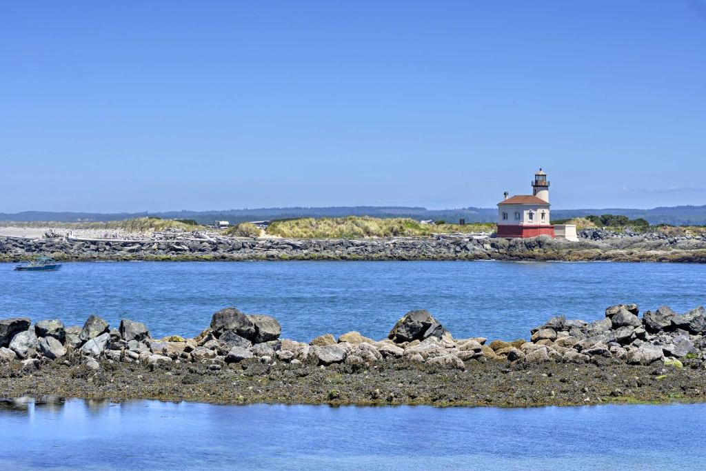Bandon Home with Patio, Steps to South Jetty Park