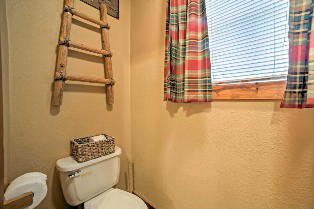 Branson Cabin with Deck Near Table Rock Lake! photo