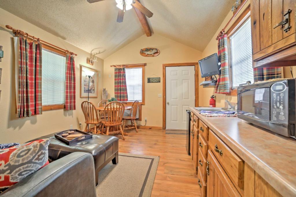 Branson Cabin with Deck Near Table Rock Lake 전경