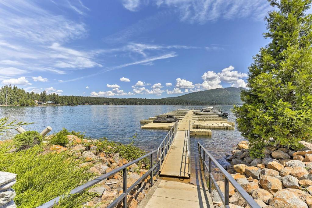 Charming House with Deck - Steps to Lake Almanor!