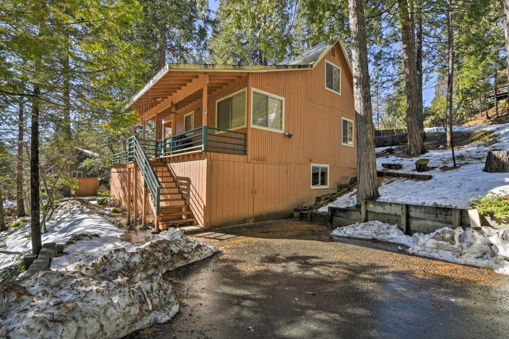Cozy Mi-Wuk Village Cabin with Porch Near Stanislaus!
