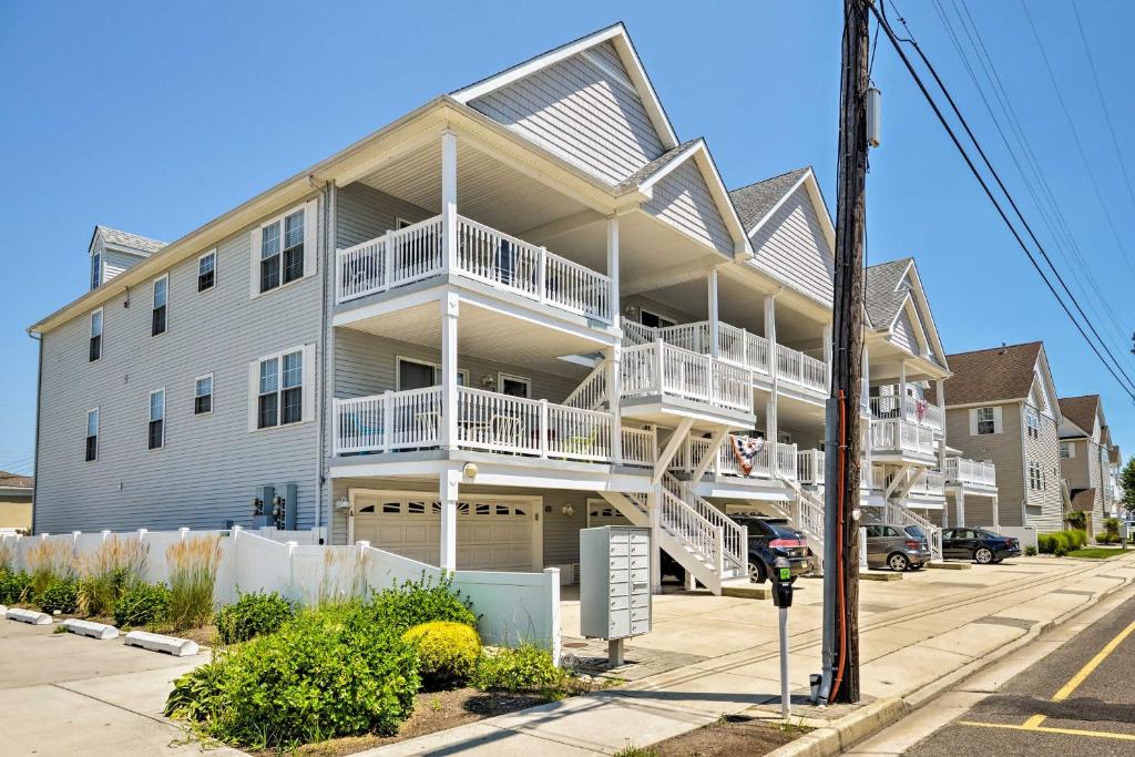 Condo with Deck Walk to Beach and Convention Center!, Wildwood