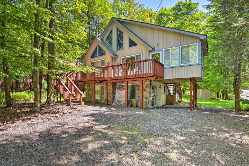 Cozy Lake Ariel Home with Deck and Lake Access!