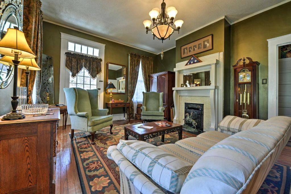 Historic Raleigh Apt with Porch - Walk to Downtown!, Raleigh