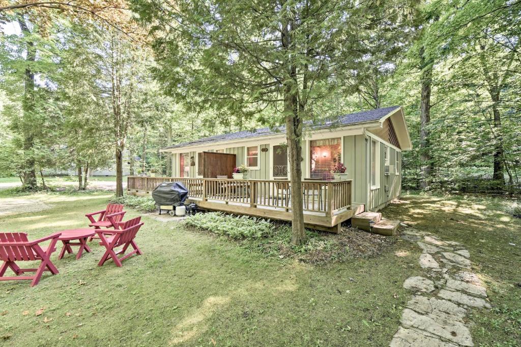 Pine Cottage Duplex with Deck Walk to State Park!, Ephraim
