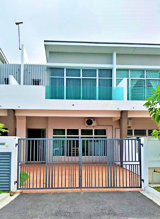 Desaru Cosy Homestay - near WaterPark, Beach, Rapid -Wifi, TVbox, Steamboat, BBQ Available photo
