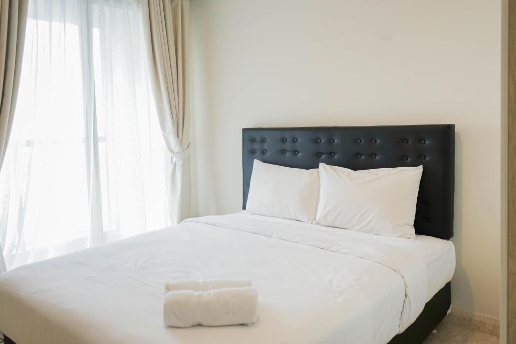 New Furnished Studio with Sea View at Gold Coast Apartment By Travelio, Jakarta