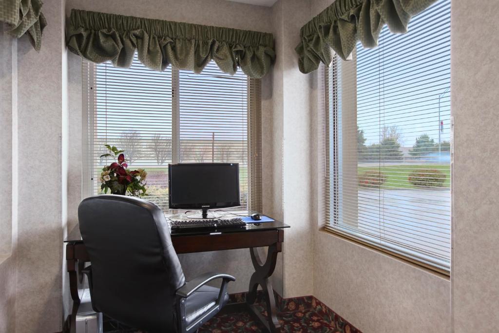 Baymont By Wyndham Pella Photo 38