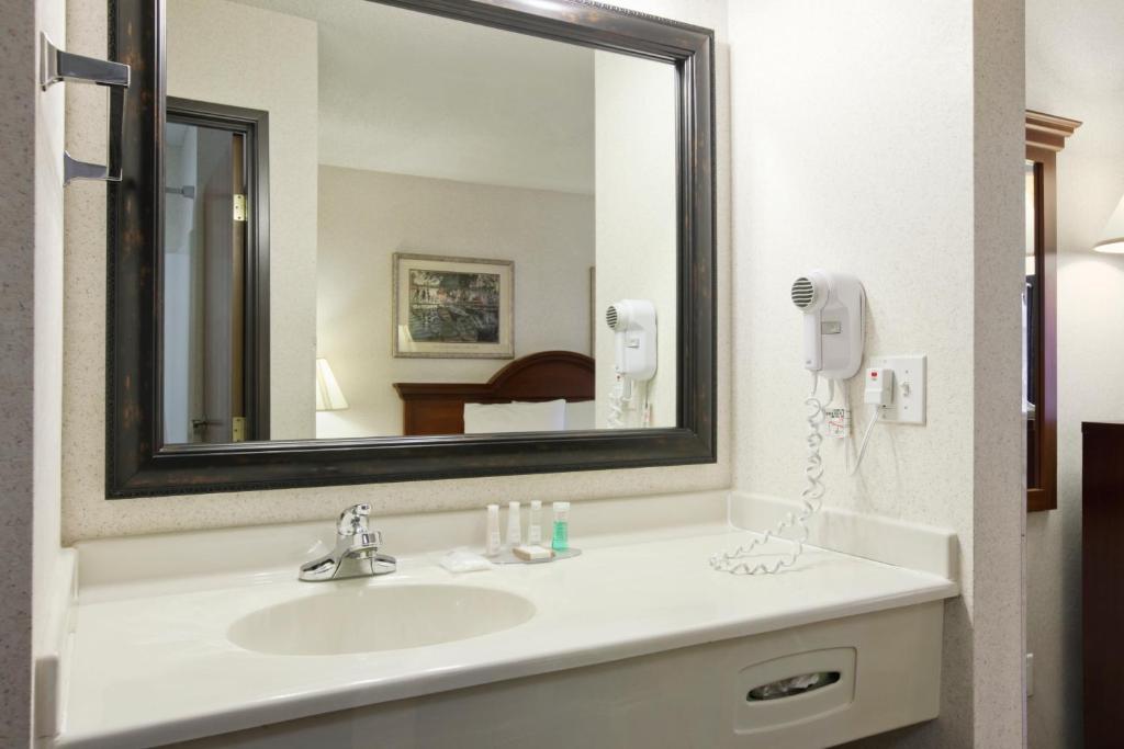 Baymont By Wyndham Pella Photo 39