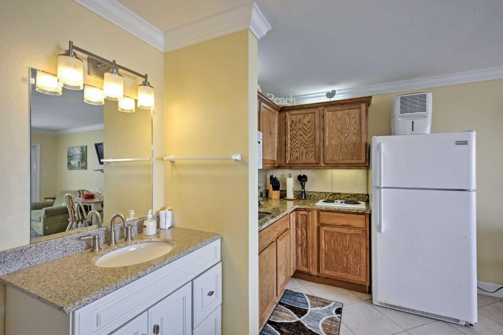 Daytona Beach Studio with Oceanfront Balcony and Pool! photo