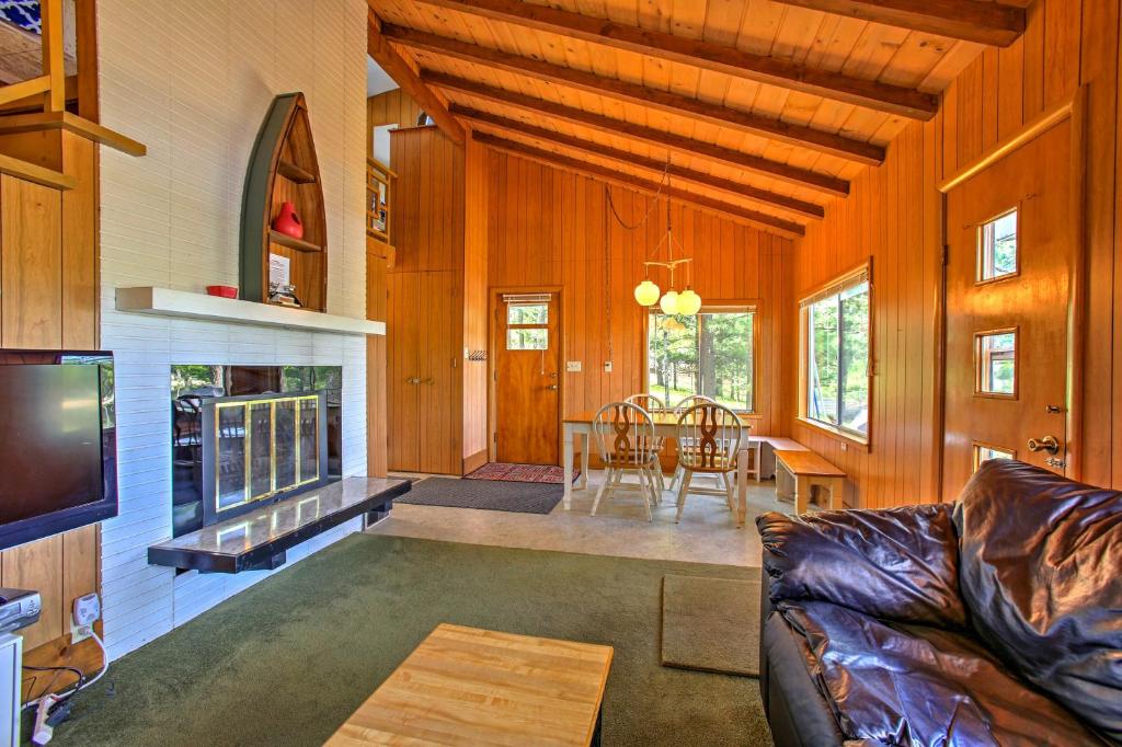 Lakefront Branch Cottage with Dock, Kayaks and Grill!, Branch Township