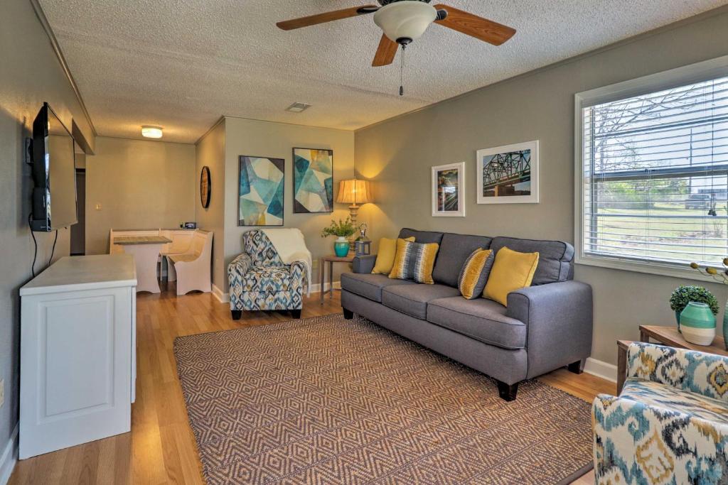 Charming Home with Porch Walk to Greers Ferry Lake!, Fairfield Bay