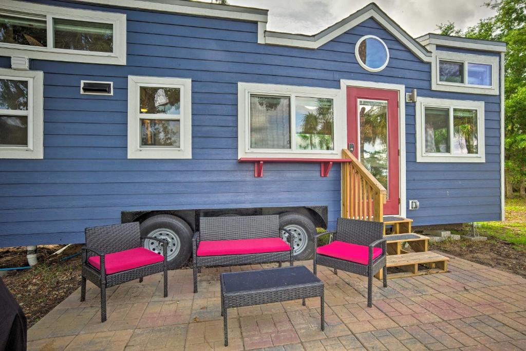 Waterfront Tiny House with Private Dock and Patio! — Hotel in Savannah (GA)
