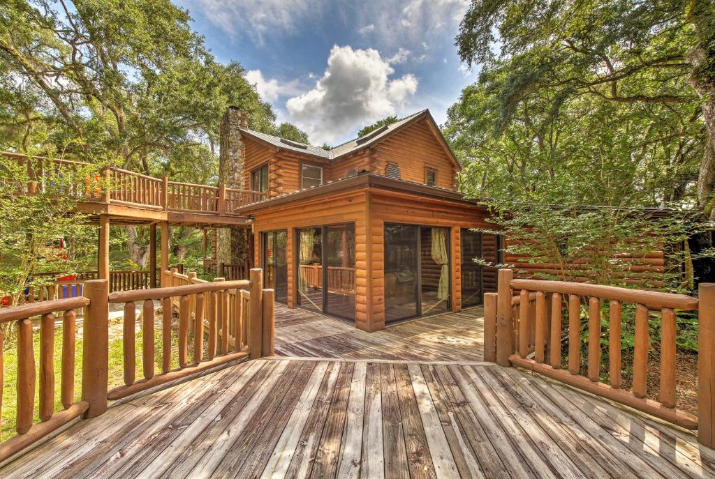 Log Cabin Sanctuary in Inverness with Furnished Deck, Floral City