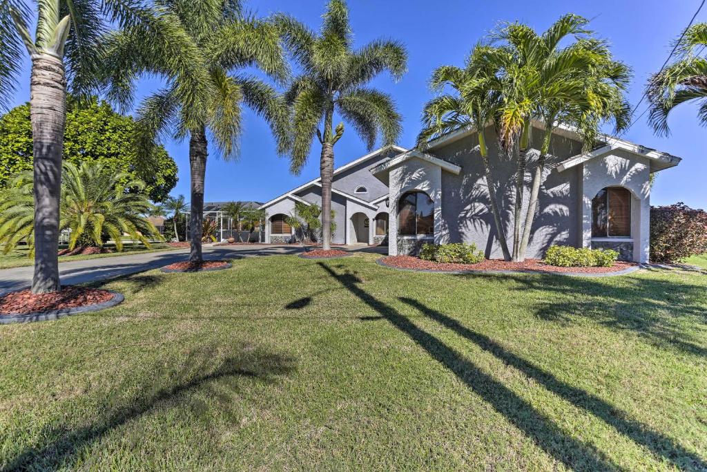 Private Dock Canalfront Home in Cape Coral 전경