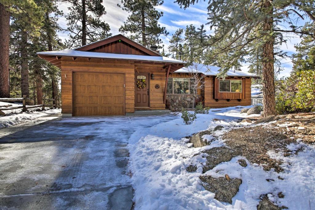 Rustic Fawnskin Home with Gas Grill - Walk to Lake! — Hotel in Big Bear Lake (CA)