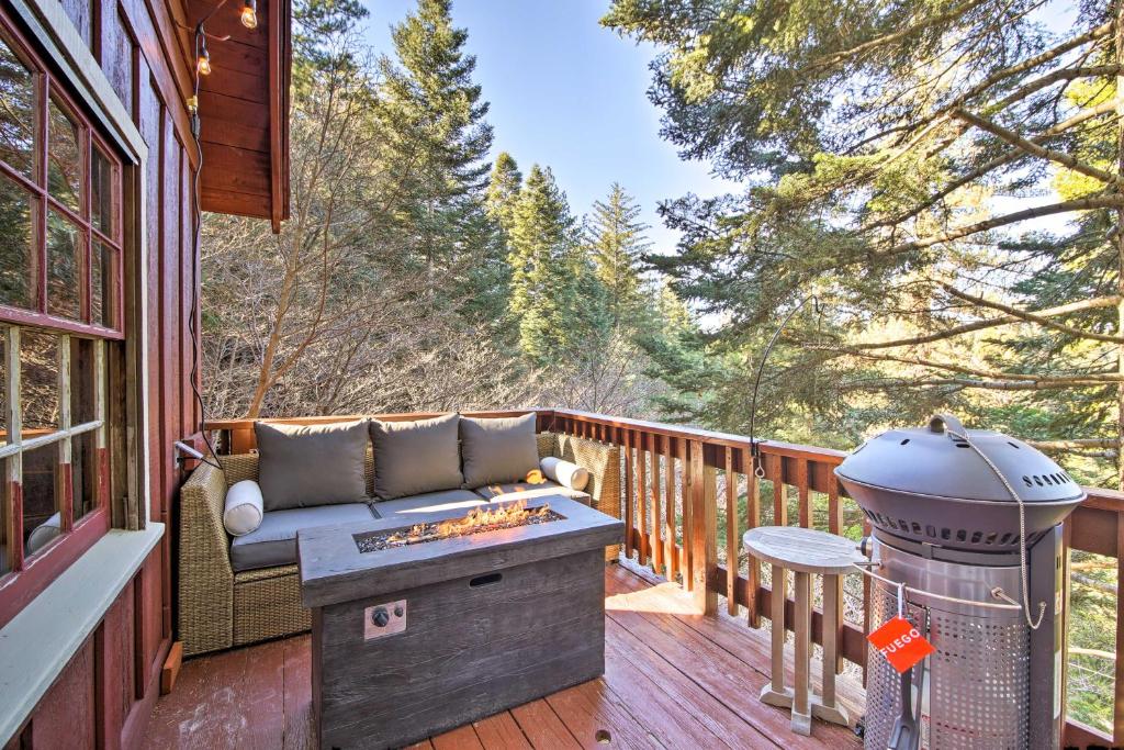 Chic Lake Arrowhead Cabin with Deck 2 Mi to Village