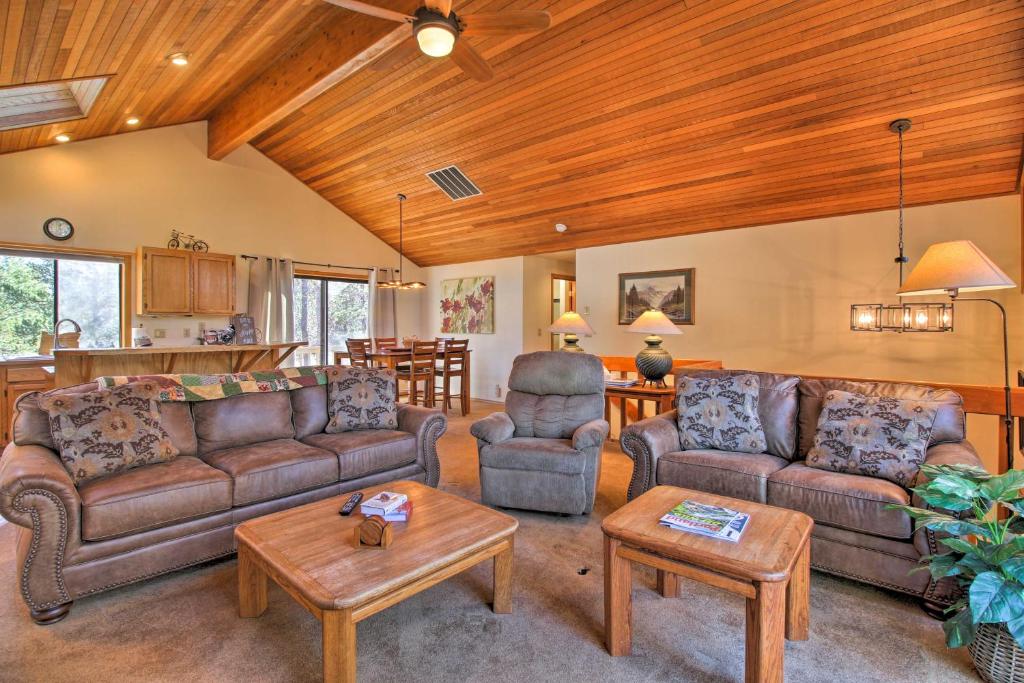 Sunriver Home with Hot Tub and 8 SHARC Passes, Sunriver