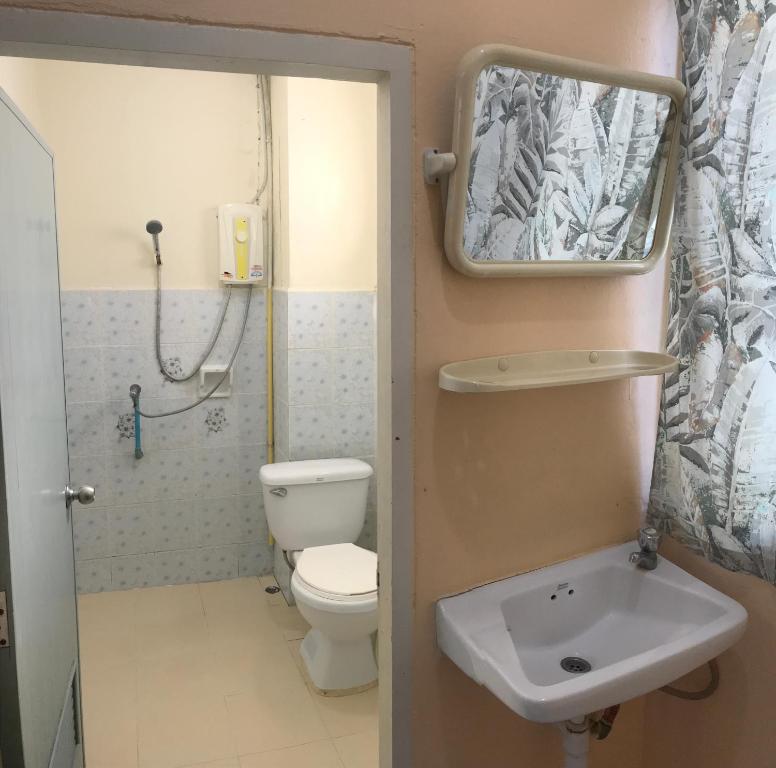 Apinya Court photo