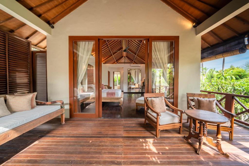 Villa Rubina - Luxury Pool Villa in Batu Belig Next to the Beach! photo