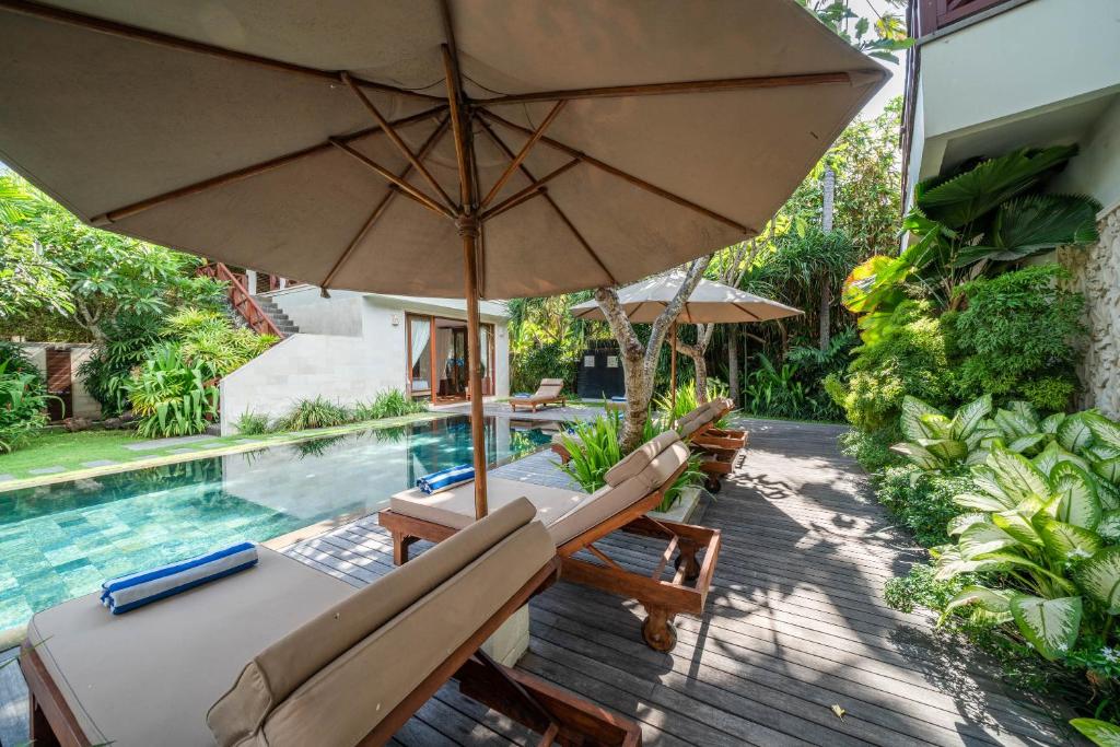 Villa Rubina - Luxury Pool Villa in Batu Belig Next to the Beach! photo
