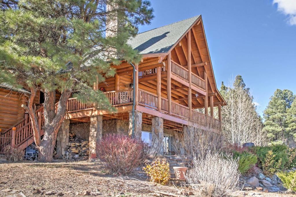 Rustic Cabin with Decks, Alpine Views and Pool Table!, Flagstaff
