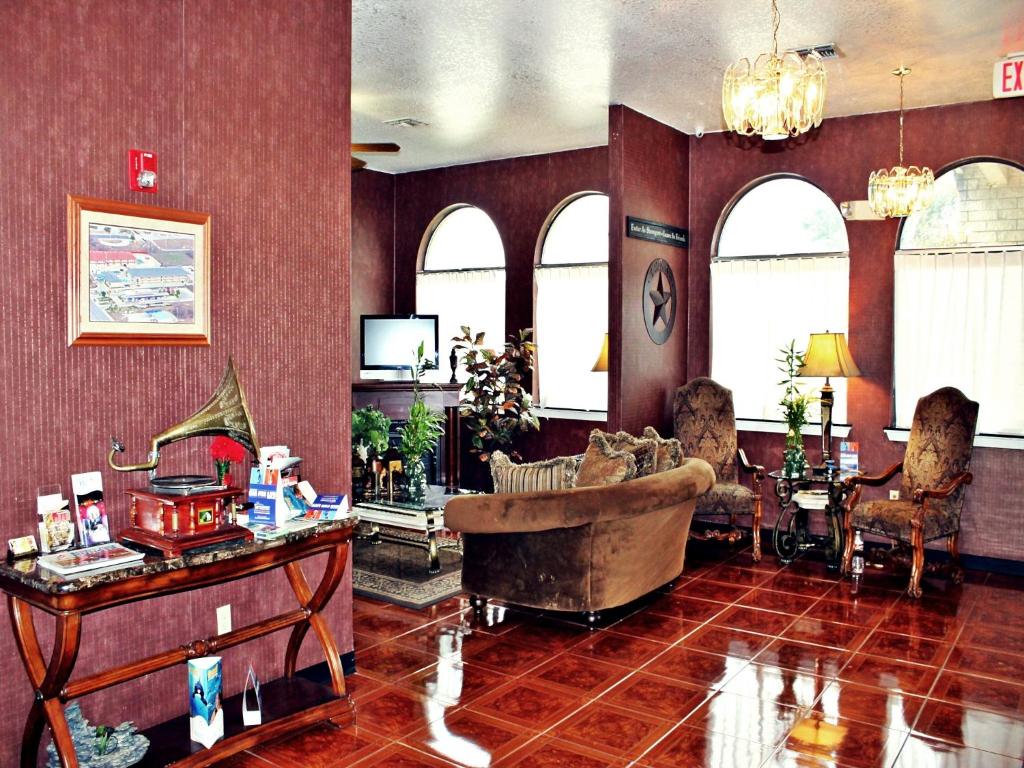Super 8 By Wyndham San Antonio At I-10 photo