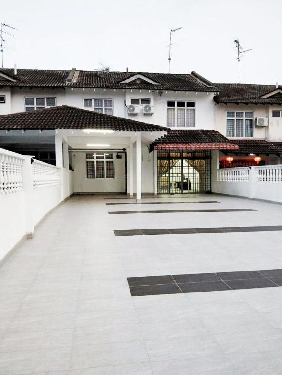 12 to 16 Guests Homestay - Happy Home Taman Bukit Kempas photo