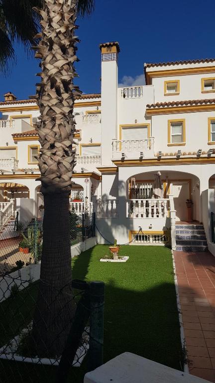 LUJOSO ADOSADO de TRES HABITACIONES en VERA PLAYA A 200 METROS DEL MAR - 1