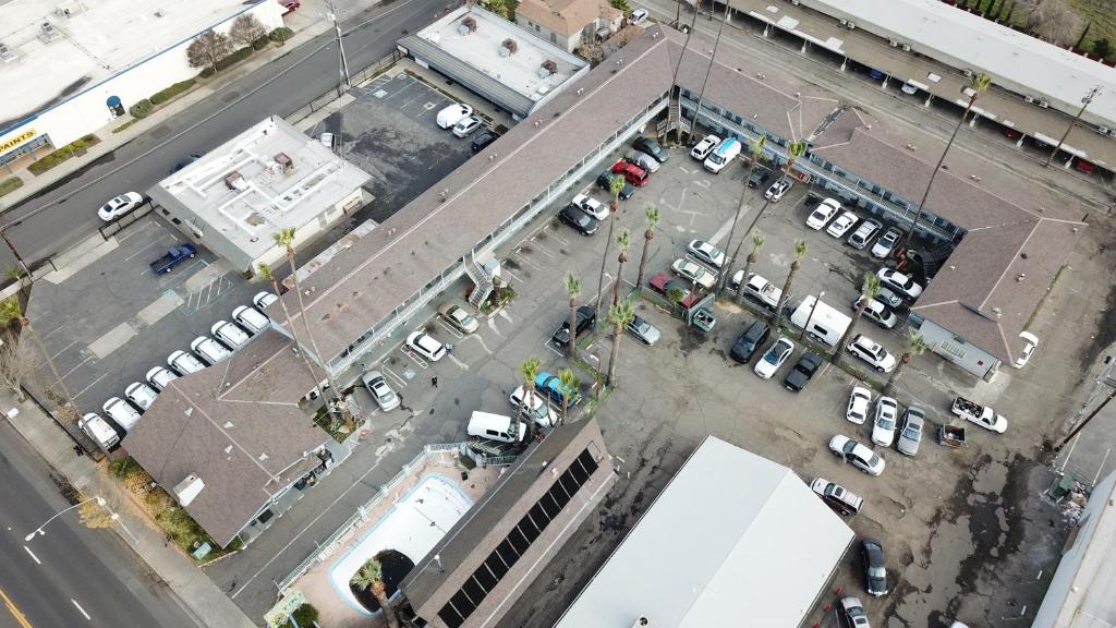 Tiki Lodge McHenry - Downtown Modesto photo