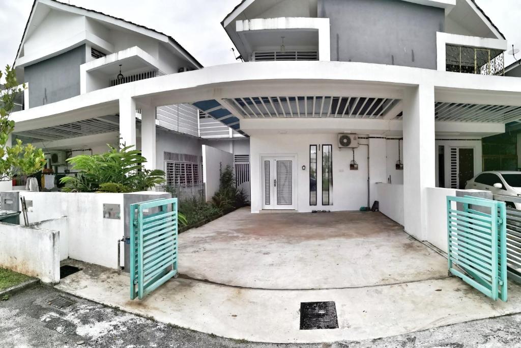 Teratak Persona Homestay. 4 rooms double storey terrace in Kuantan City. photo