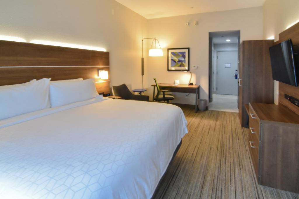 Holiday Inn Express & Suites - Indianapolis Northwest Photo 13