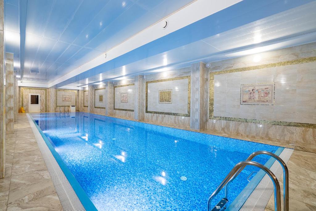 Закрытые бассейны ростов. Бассейны в ростове на дону. Зимний сад. Бассейн с витражными окнами. Баня с бассейном с подогревом.