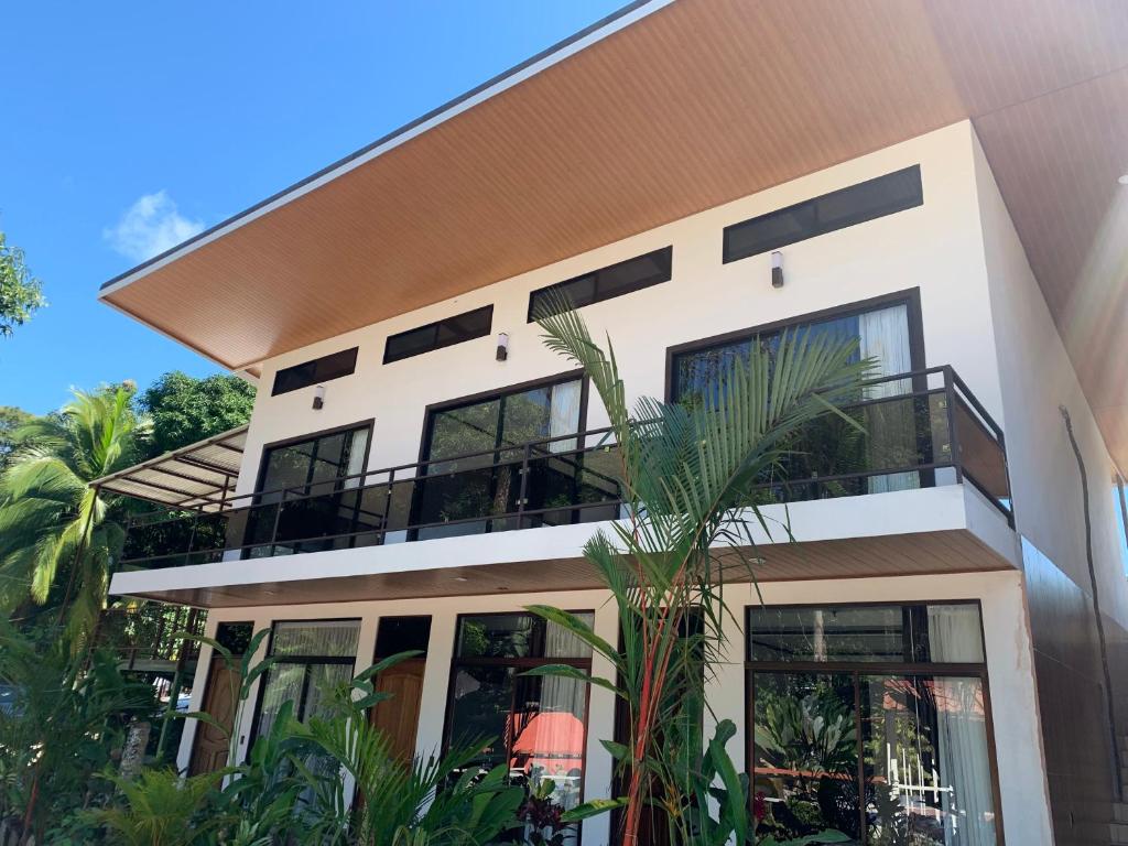 Exterior view, Hotel Manuel Antonio Park in Quepos