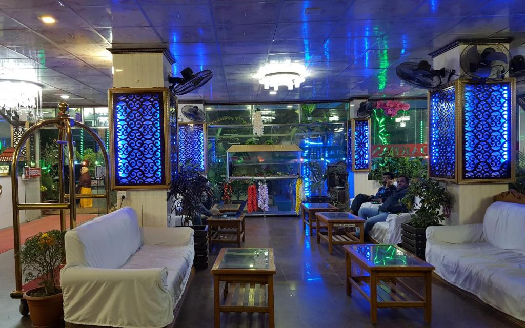 3. Hotel Hi..