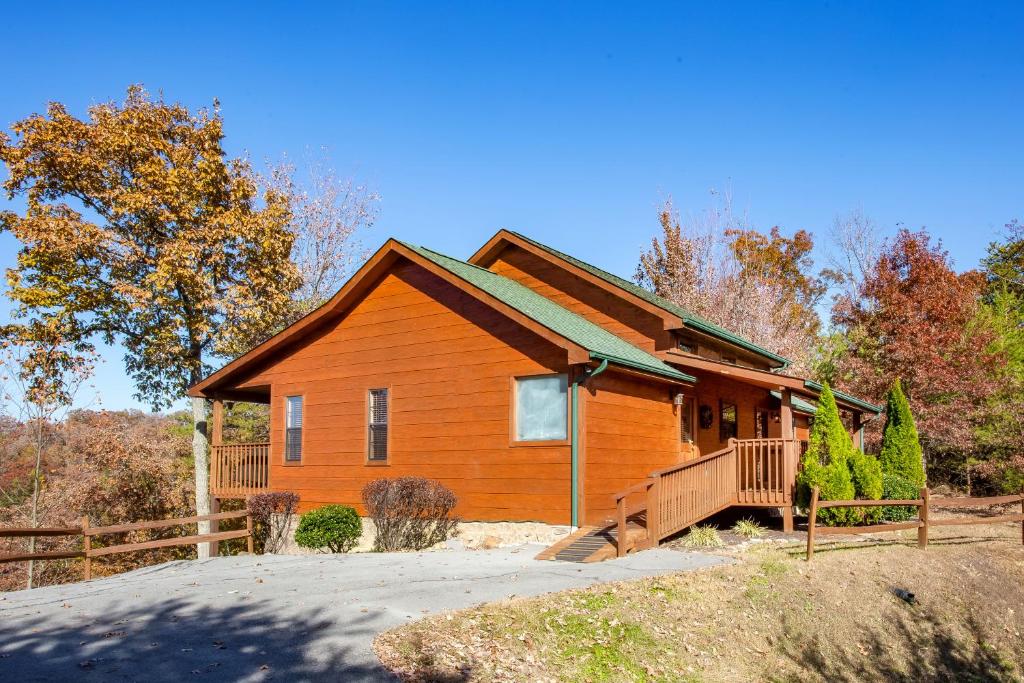 Smoky Mountain Views, Mtn Views, Hot Tub, WIFI, 685 FREE tickets each paid day!, Sevierville