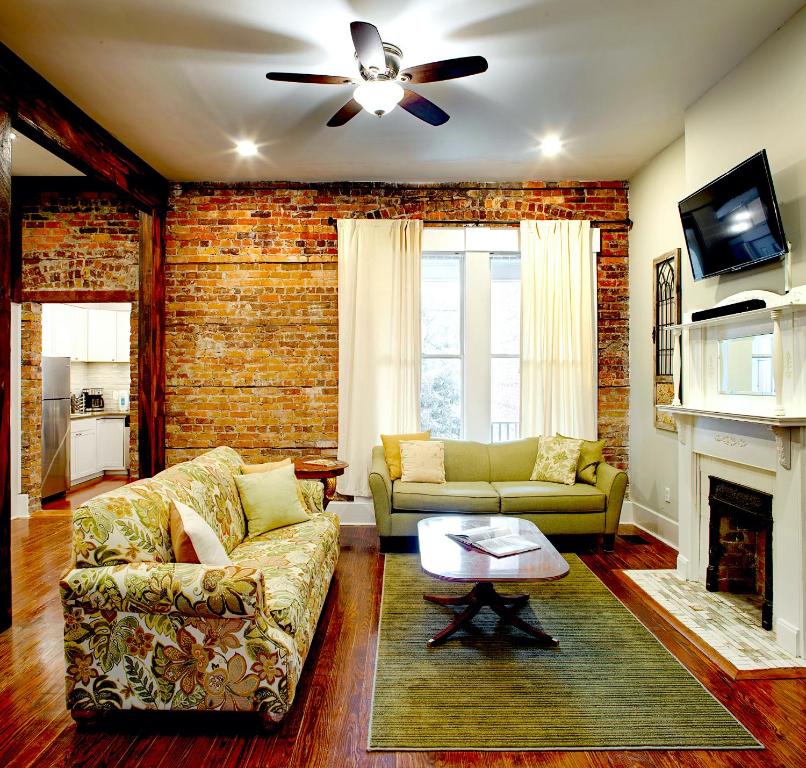 Newly Renovated Historic Savannah Townhome!