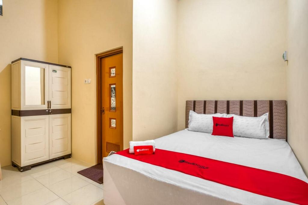 RedDoorz Syariah near Kebon Rojo Park Blitar photo
