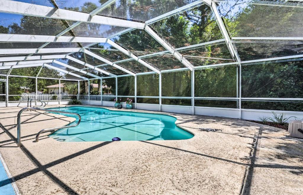 Nautical Home w/ Kayaks+Deck on 1 Acre by Manatees en Homosassa