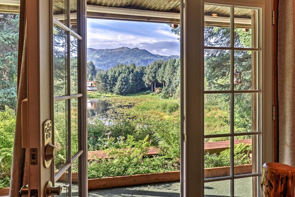 Secluded Seldovia Studio with Lake and Mtn Views!, Seldovia